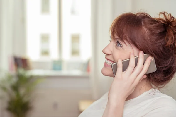 Bella giovane donna che chatta sul suo cellulare — Foto Stock