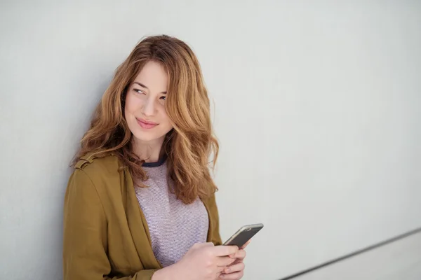 Donna attraente con telefono Guardando a distanza — Foto Stock