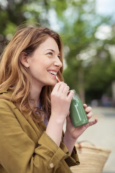 Nachdenklich lächelndes Mädchen trinkt Shake mit Stroh — Stockfoto