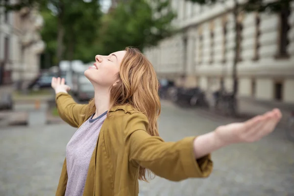 Nachdenklich glücklich Teenie-Mädchen mit weit geöffneten Armen — Stockfoto