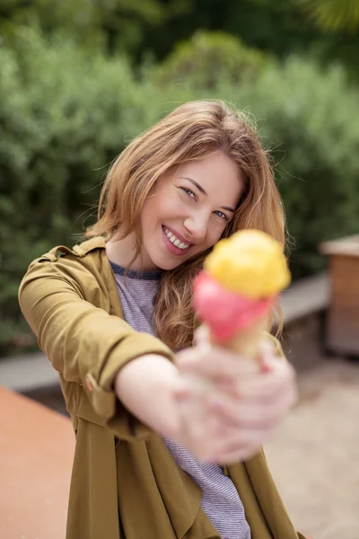 Sorridente bella giovanissima ragazza giving suo gelato — Foto Stock