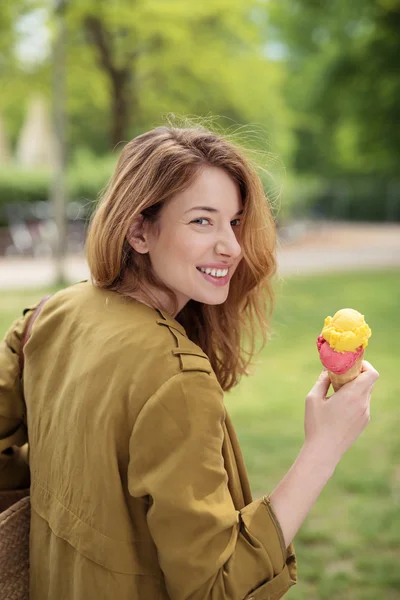 Дівчина носить сумку під час тримання морозива — стокове фото