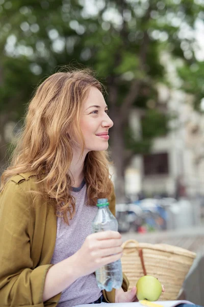 Pretty Girl with Apple and Water Sits at the Bench — ストック写真