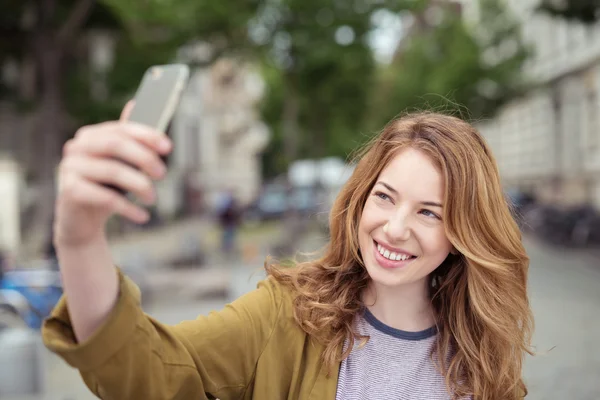 Feliz chica rubia tomando foto selfie en la calle —  Fotos de Stock