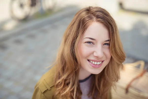Sonriente chica rubia bonita mirando a la cámara —  Fotos de Stock