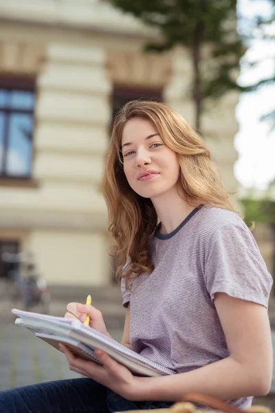 Adolescent fille avec stylo et notes — Photo