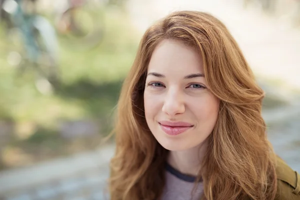 Encantadora rubia adolescente chica sonriendo a la cámara — Foto de Stock