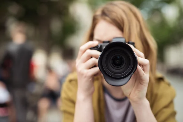Ξανθός έφηβος κορίτσι γυρίσματα με dslr φωτογραφική μηχανή φωτογραφιών — Φωτογραφία Αρχείου