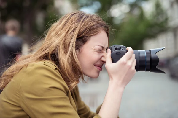 Teen Girl Photographer Shooting with DSLR Camera — Stockfoto