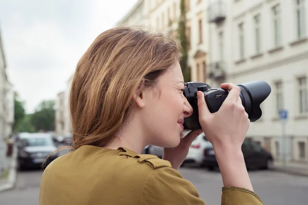 Teen girl photographer shooting outdoor mit dslr — Stockfoto