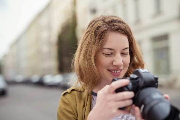 Mujer joven con cámara digital en la calle City — Foto de Stock