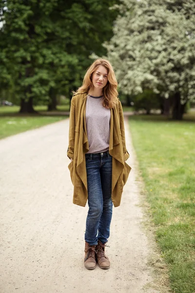 Flicka i trendiga outfit stående vid park väg — Stockfoto