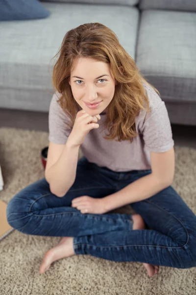 Jeune femme assise jambes croisées — Photo