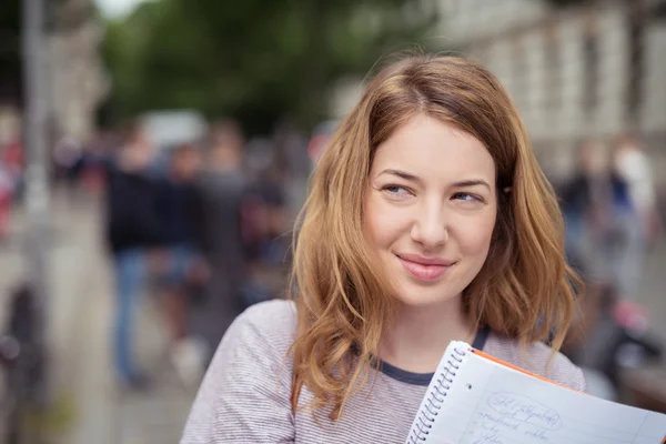 Étudiant réfléchi adolescent fille regardant dans la distance — Photo