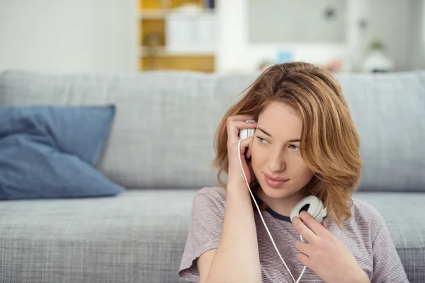 Aantrekkelijke vrouw luisteren naar muziek — Stockfoto