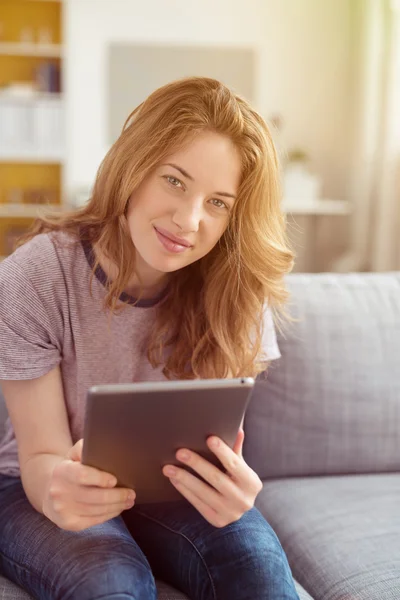 Mujer joven usando una tableta —  Fotos de Stock