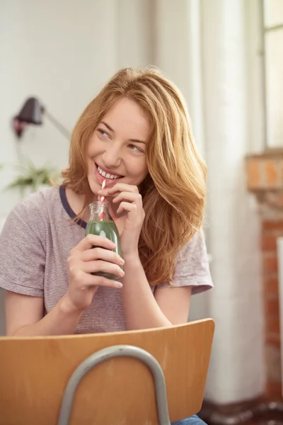 Happy healthy woman drinking broccoli smoothie — Stock Photo, Image