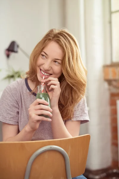 Feliz mujer sana bebiendo batido de brócoli — Foto de Stock