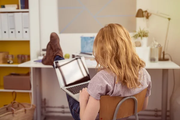 Junge Frau arbeitet an einem Laptop — Stockfoto