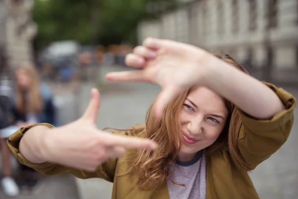 Feliz teen menina mostrando moldura mão gestos — Fotografia de Stock