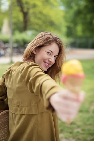 Ragazza che offre gelato a macchina fotografica dalla sua schiena — Foto Stock