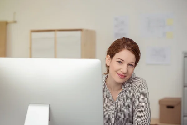 Porträt einer jungen Frau, die am Computer arbeitet — Stockfoto