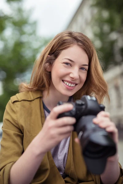 Sorridente attraente giovane fotografo femminile — Foto Stock