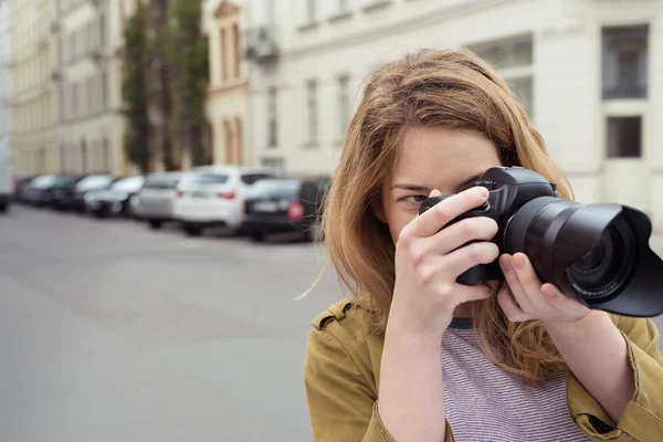 Kvinnliga gatan fotograf tar en bild — Stockfoto
