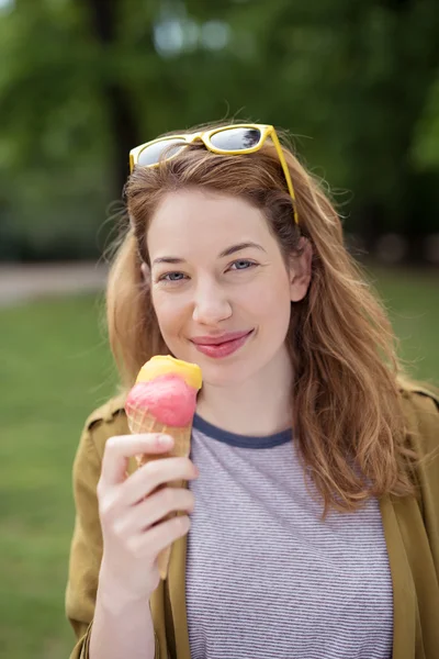 Pretty young woman enjoying an ice cream — Zdjęcie stockowe