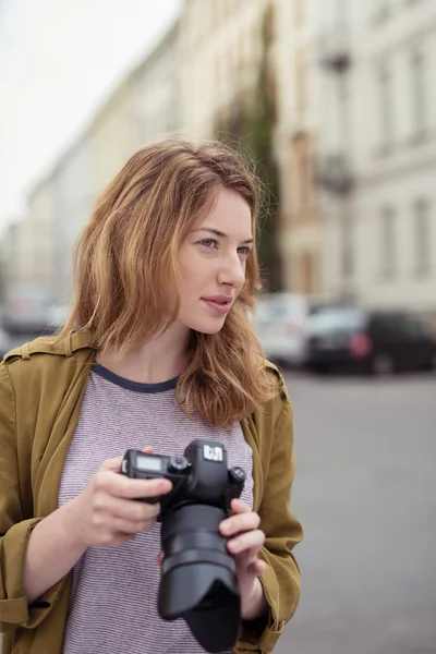 Mujer joven visualizando una fotografía — Foto de Stock