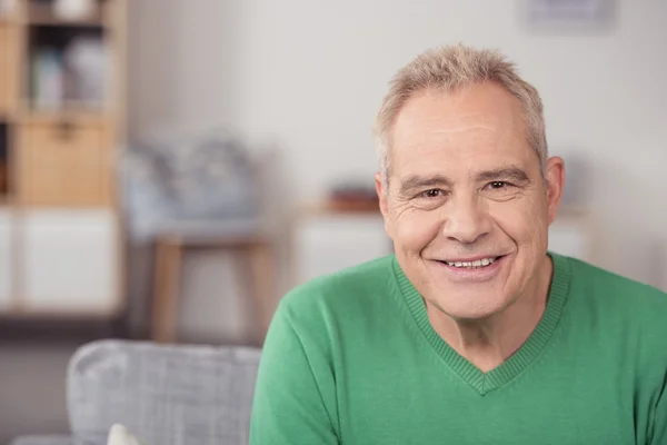 Nahaufnahme Mann mittleren Alters lächelt in die Kamera — Stockfoto