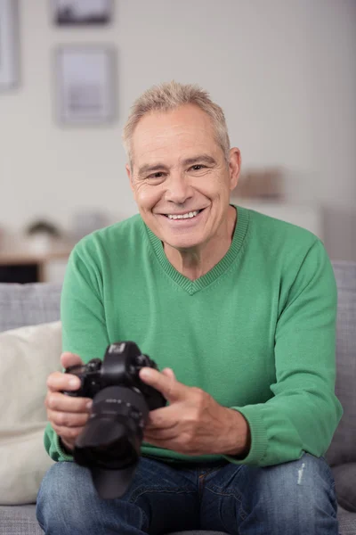 Feliz Edad Media Guy celebración de la cámara réflex digital — Foto de Stock