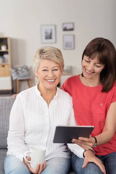 Glücklich süße Mutter und Tochter sitzen auf der Couch — Stockfoto