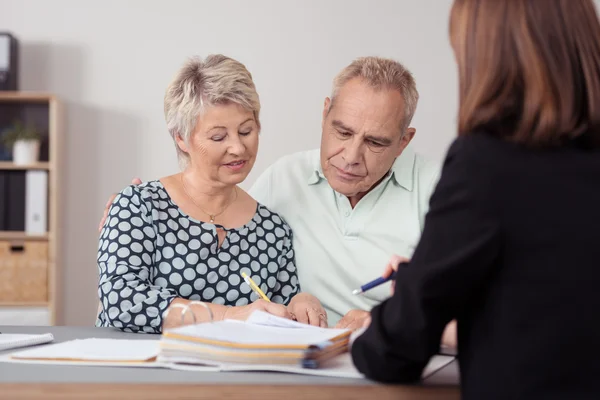 Senior Couple Discussing Something to an Agent — Stock Photo, Image