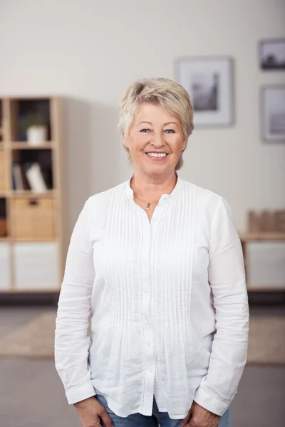 Matured Woman Inside the House Smiling at Camera — Stockfoto