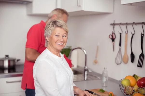 Mulher em destaque se preparando na cozinha com o marido — Fotografia de Stock
