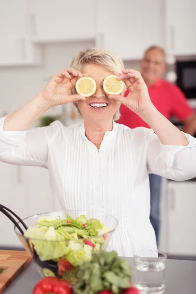 Funny Wife Holding Lemon Slices In Front of Eyes — Stok fotoğraf