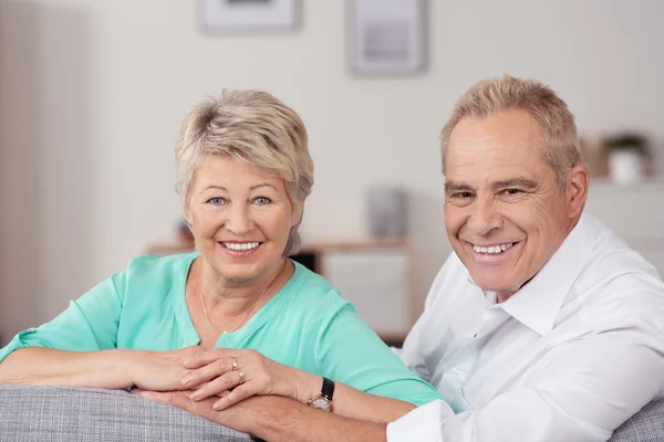 Primer plano dulce feliz pareja sonriendo a la cámara — Foto de Stock