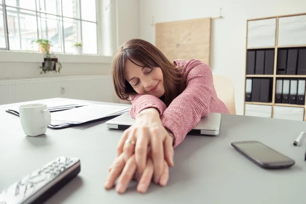 Businesswoman taking a relaxing break — Stok fotoğraf