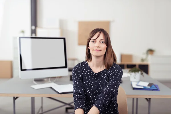 Escritório Mulher sentada em sua mesa de trabalho com monitor — Fotografia de Stock