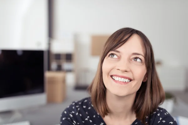 Lächelnde nachdenkliche Bürofrau — Stockfoto