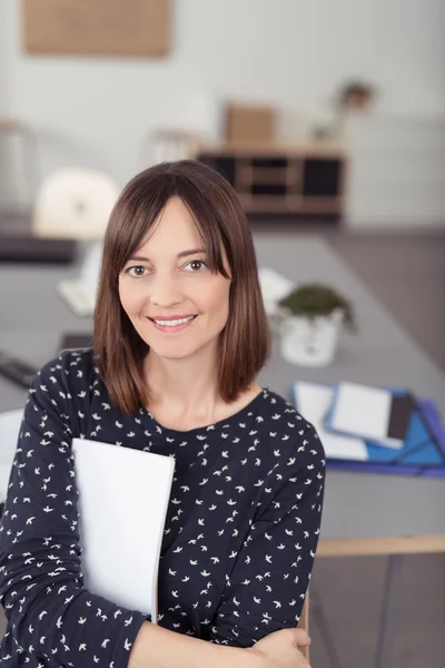 Friendly businesswoman standing in an office — Stock Photo, Image