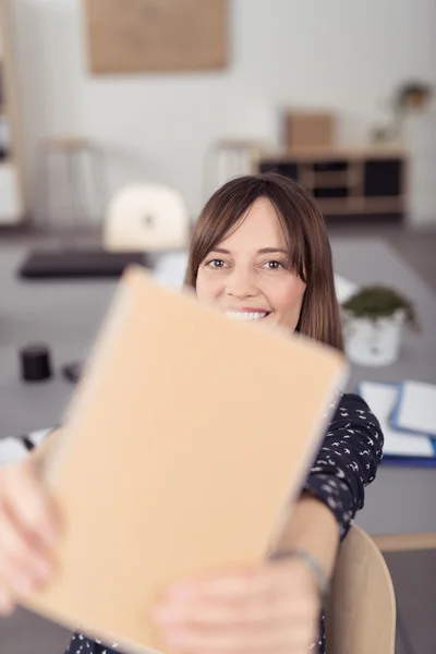 Mujer mostrando una carpeta cerca de la cámara —  Fotos de Stock