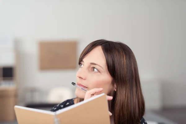 Donna d'affari profondamente nel pensiero — Foto Stock