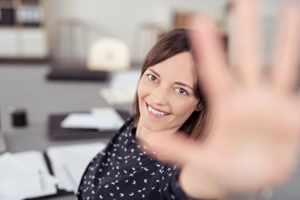 Büroangestellte greift mit einer Hand in die Kamera — Stockfoto