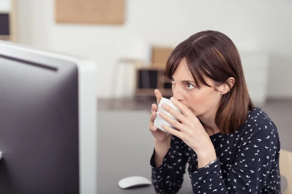 Serious Office Woman Drinking Coffee — 图库照片