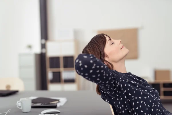 Cansado escritório mulher em uma cadeira — Fotografia de Stock