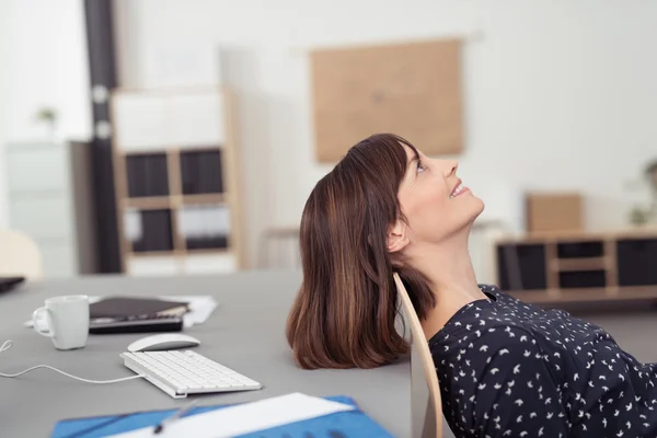 Sorrindo Office Lady descansando em uma cadeira — Fotografia de Stock