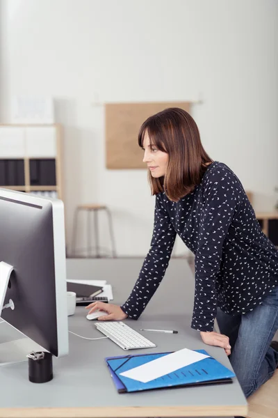 Ufficio donna utilizzando il suo computer — Foto Stock