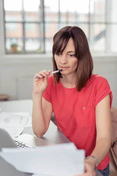 Office Woman at the Table Reads Documents — Stock Photo, Image